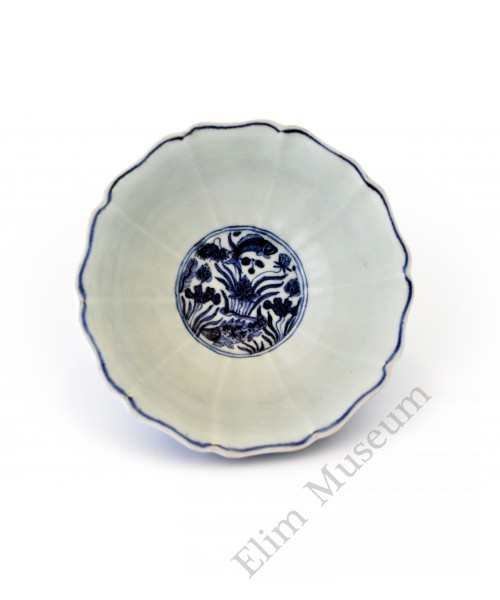 1499 A Ming B&W big bowl with lotus and fishes decor 